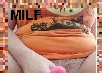 Teasing this MILF pussy