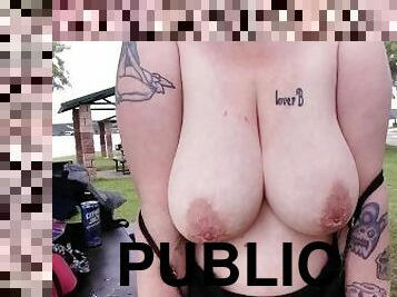 veľké-prsia, bradavky, na-verejnosti, amatérske, milfka, s-pírsingom, prsia, fetišistické, sólo, tetovanie