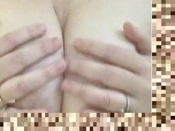 tetas-grandes, masturbación, amateur, madurita-caliente, mamá, regordeta, regordeta-chubby, pelirroja, madre, tetas