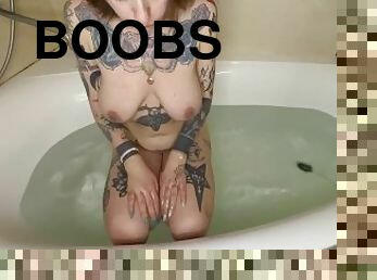 gros-nichons, amateur, seins, solo, jacuzzi, tatouage