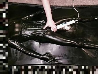 onani, orgasme, legetøj, mor, bdsm, tøs, lille, latex, bondage, drillende