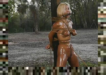 gros-nichons, en-plein-air, bdsm, blonde, fétiche, bondage