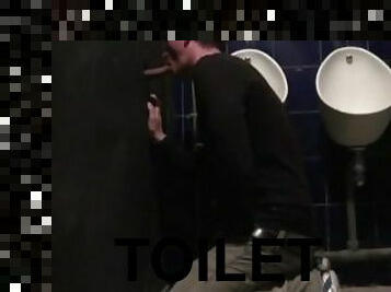 jeune gay suce un hetero dans des glory holes dans des toilettes