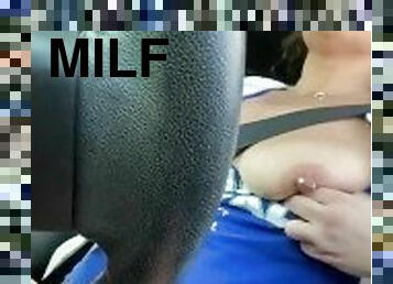 masturbation, mamelons, public, milf, maman, voiture, percé, coquine, seins-nus