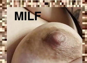 tetas-grandes, amateur, babes, madurita-caliente, regordeta, fetichista, a-solas, leche, tatuaje