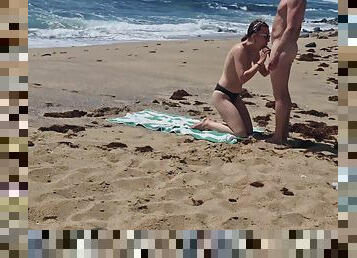 Fille Qui Bronze Seins Nus Se Fait Baiser A Plage Sur Le Sable, Naemyia