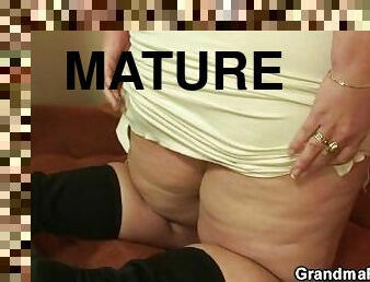 gros-nichons, grosse, grand-mère, vieux, chatte-pussy, mature, granny, maman, belle-femme-ronde, trio