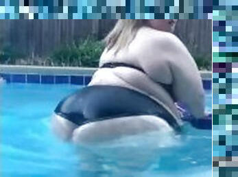 Big booty beauty makes waves !