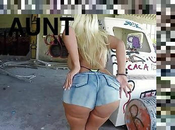 Blondie fesser flaunts her big amazing ass in public