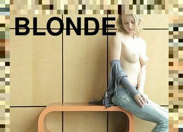 blondine, allein