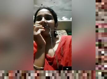Horny Bahbhi Shows Her Pussy On Vc
