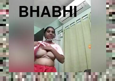 Today Exclusive- Sexy Bhabhi Showing Boobs On Video Call