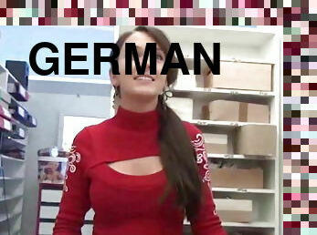 Geile Aushilfe direkt in der Videothek gefickt und besamt - German