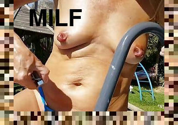 gigantisk, masturbation, bröstvårtor, utomhus, milf, kåt, piercad, pool, införande