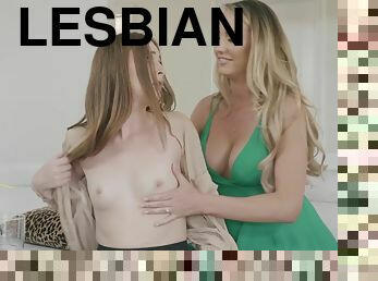 Brett Rossi & Danni Rivers in hot lesbian action