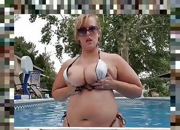 cul, gros-nichons, grosse, en-plein-air, milf, maman, belle-femme-ronde, naturel, piscine, gros-seins