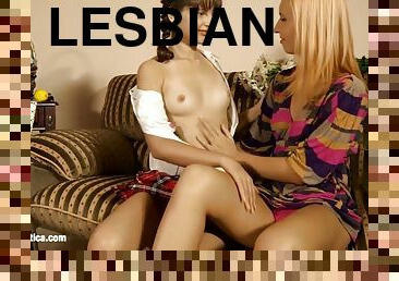 lesbiana, cu-degetelul, sarutand