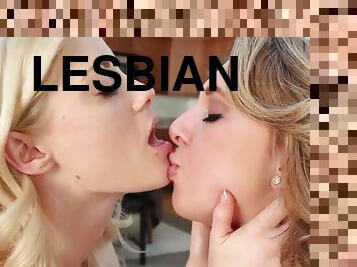 storatuttar, lesbisk, kyssar, blond, vacker