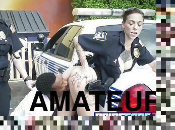 armada, amateur, interracial, madurita-caliente, negra, mujer-vestida-hombre-desnudo, bonita, policía-police, policía, uniforme