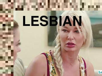 sayang, lesbian-lesbian, pijat, permainan-jari, bertiga, berciuman