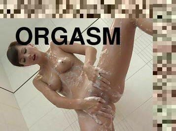 baignade, masturbation, orgasme, amateur, doigtage, assez, douche, solo, brunette, taquinerie