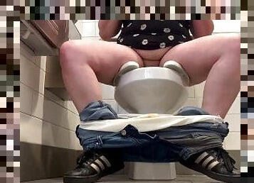 Goddess Amandas Fat Pierced Pussy Pissing in the Toilet