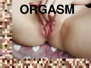 Fingering juicy pussy to osgasm