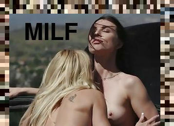 Big titted MILF tribbing and babe enjoy outdoor sex in the car
