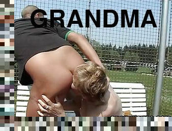 mormor, gammal, utomhus, publik, anal, avsugning, cumshot, gamling, hardcore, tysk