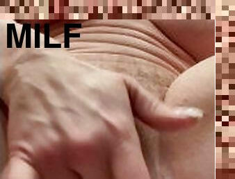 gros-nichons, clito, masturbation, orgasme, chatte-pussy, giclée, milf, doigtage, première-fois, brunette