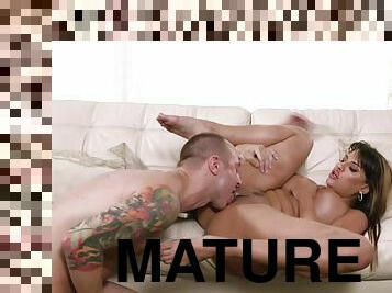 storatuttar, doggy-style, fitta-pussy, mogen, avsugning, cumshot, hardcore, porrstjärna, mamma, soffa