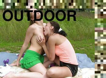 en-plein-air, chatte-pussy, babes, ados, jouet, rasé, forêt, brunette, jambes