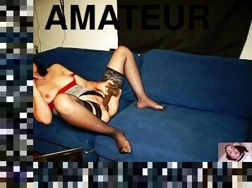 Sa femme se masturbe devant un porno, il la surprend et se fait sucer