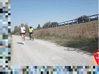 Ciclista scopa ragazza che corre (SESSO AMATORIALE IN PUBBLICO)