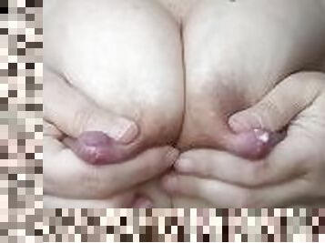 tetas-grandes, pezones, madurita-caliente, tetas, leche, tatuaje