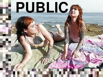 nudista, al-aire-libre, público, lesbiana, playa, universidad, morena, tatuaje, topless