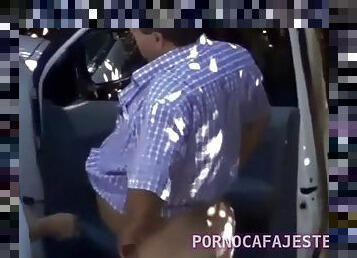 Dando pro velho fora do carro