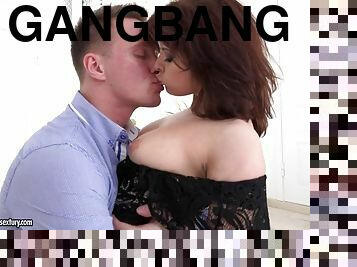 blowjob-seks-dengan-mengisap-penis, gambarvideo-porno-secara-eksplisit-dan-intens, gangbang-hubungan-seks-satu-orang-dengan-beberapa-lawan-jenis, menelan, bertiga, ganda, berambut-merah, berhubungan-dengan-wajah, tato, menembus