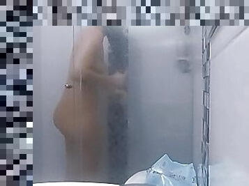 chica es grabada en la ducha por una camara escondida, joven grabada en secreto