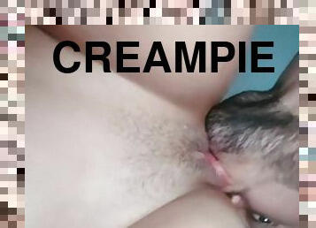 (Creampie) Jovencita caliente a cuatro patas, le chupo el coño mojado