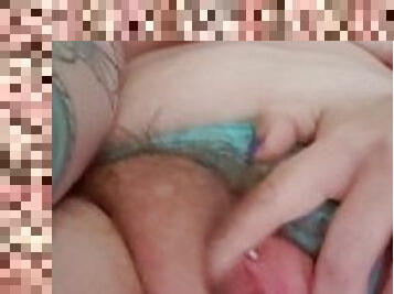 onani, orgasme, amatør, milf, småfed, fingering, trusser, naturlig, piercet, våd