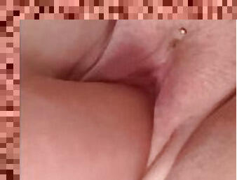 masturbation, orgasme, chatte-pussy, amateur, jouet, belle-femme-ronde, salope, gode, solo, tatouage