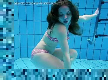 Hot bubble butt teen simonna underwater
