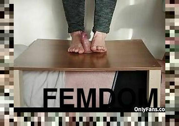 amateur, ejaculation-sur-le-corps, branlette, esclave, pieds, point-de-vue, ejaculation, fétiche, branlette-avec-les-pieds, femme-dominatrice