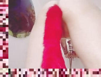 Chica alta está caliente en la ducha con su cola de zorra!