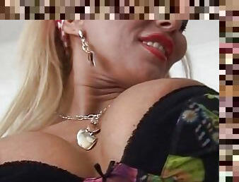 tetas-grandes, anal, mamada, chorro-de-corrida, polla-enorme, tetas