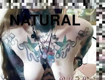 Deutsches Tattoo Babe ist zu geil und fickt durch die Strumpfhose!