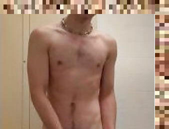 Cute twink jacks off in a public bathroom with the door open