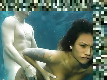 Full-Breasted Girl Screwed Underwater
