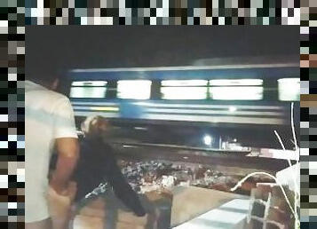 chica pide sexo en publico en vías del tren nos miran follar los pasajeros y personas camión y auto